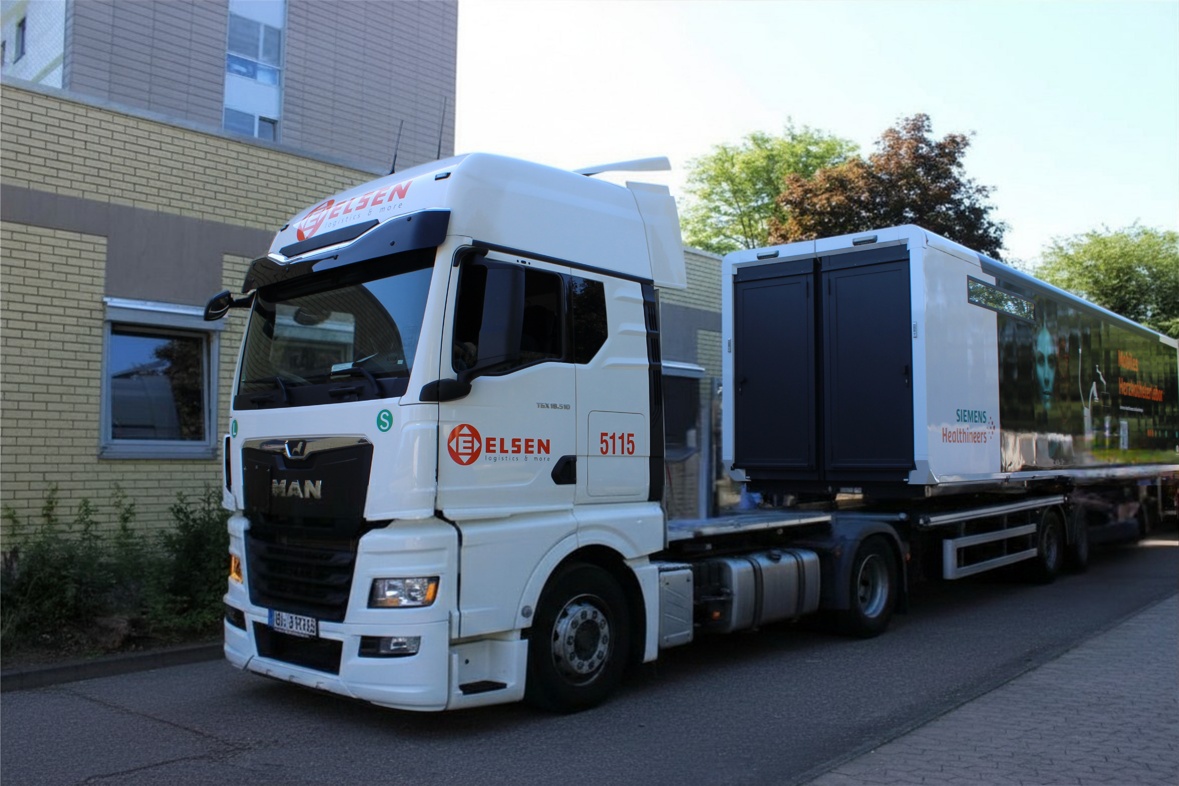 ELSEN-Sattelzug mit Spezial-Chassis für den Transport eines mobilen Herzkatheterlabors am Klinikum Saarbrücken.